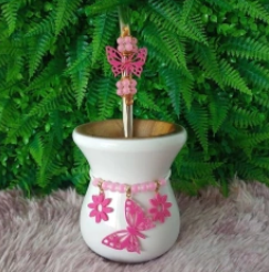 foto_24598_11288.jpg KIT CHIMARRÃO 3 PEÇAS CUIA, BOMBA E PULSEIRA BORBOLETA ROSA - BOM CHIMA